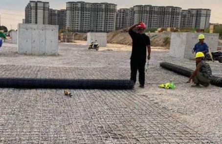 永济土工格栅铺设前地基要怎么处理？